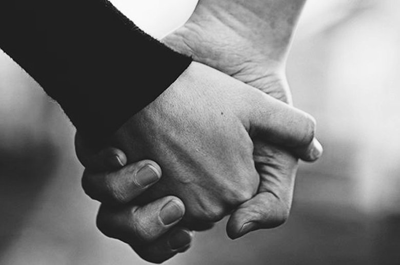 có điều gì sau những cái nắm tay em&nbsp;hỡi?